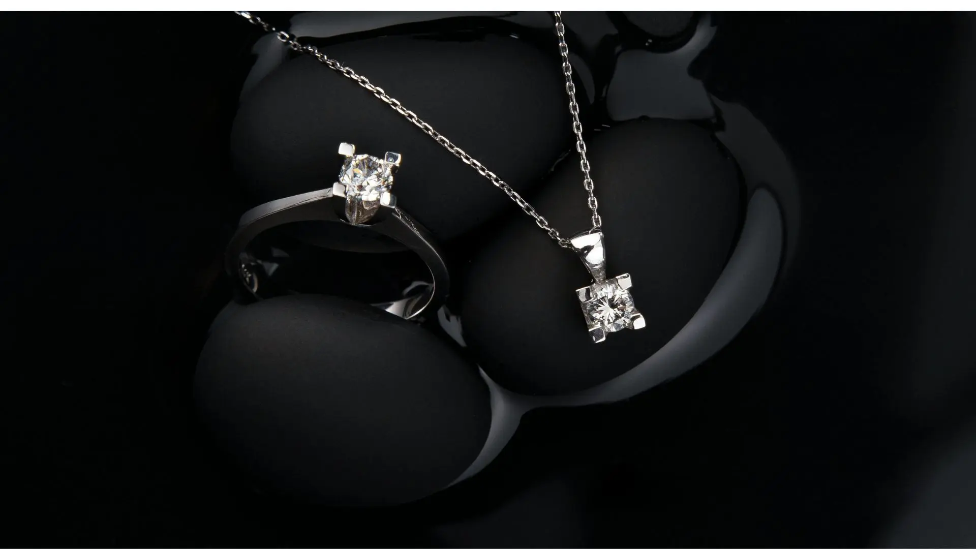 "Stunning mixed  featuring a blend of metal and silver, designed for a modern and elegant look.